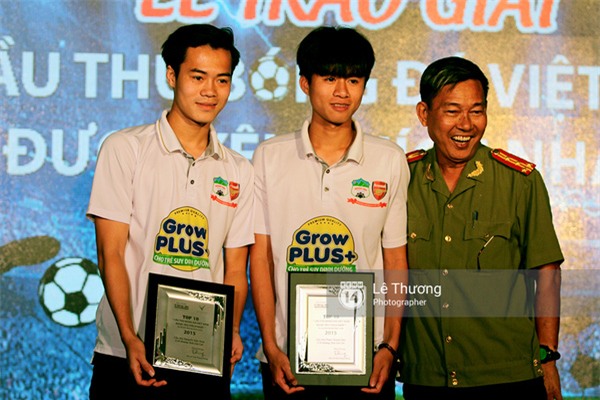 Bố Công Phượng thay con nhận giải thưởng 100 triệu đồng - Ảnh 6.