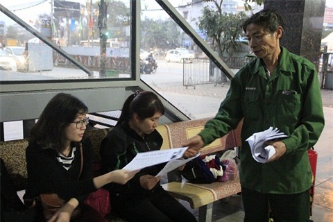 Ông Sơn đi phát tờ rơi tìm con khắp bến xe