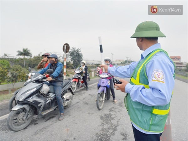 Giao thông ách tắc điêu đứng sau vụ tàu nghìn tấn đâm nứt toác cầu An Thái - Ảnh 9.