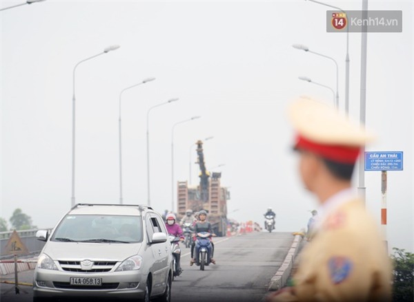 Giao thông ách tắc điêu đứng sau vụ tàu nghìn tấn đâm nứt toác cầu An Thái - Ảnh 10.