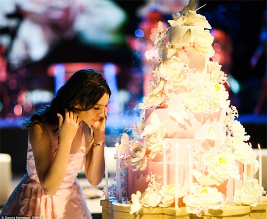 Cô gái 15 tuổi Maya Henry bên chiếc bánh sinh nhật hoành tráng.
