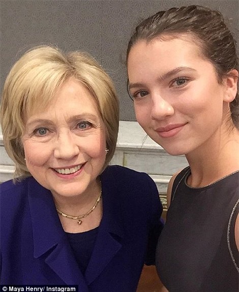 Cô gái tuổi teen chụp chung với bà Hilary Clinton.