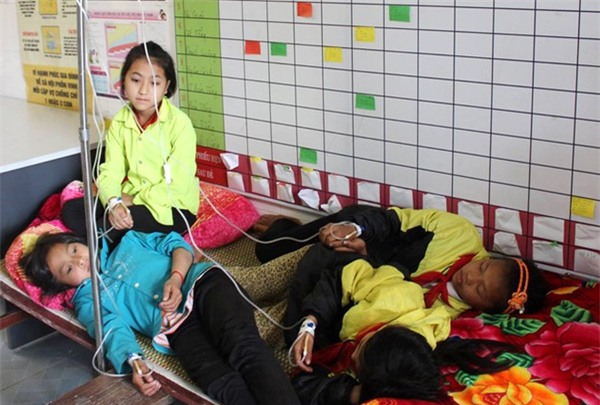 Gần 50 học sinh bán trú nhập viện do ngộ độc thức ăn