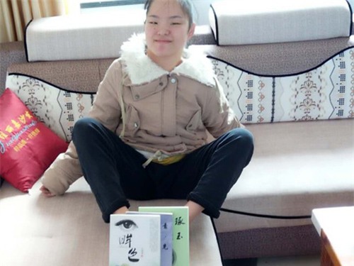 Cô gái bại não Trung Quốc viết hơn 1.000 bài thơ bằng chân - 1