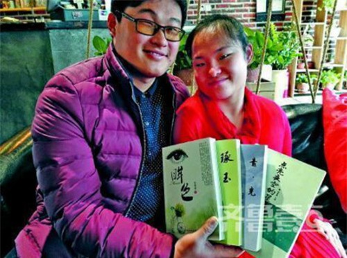 Cô gái bại não Trung Quốc viết hơn 1.000 bài thơ bằng chân - 4