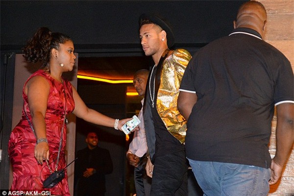 Em gái Neymar bị chê vừa già, vừa xấu - Ảnh 4.