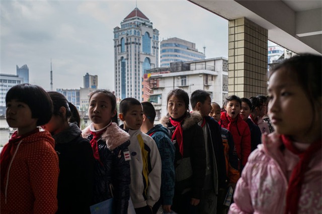 nguoi trung quoc day con: va vao mat neu khong nghe loi hinh anh 1