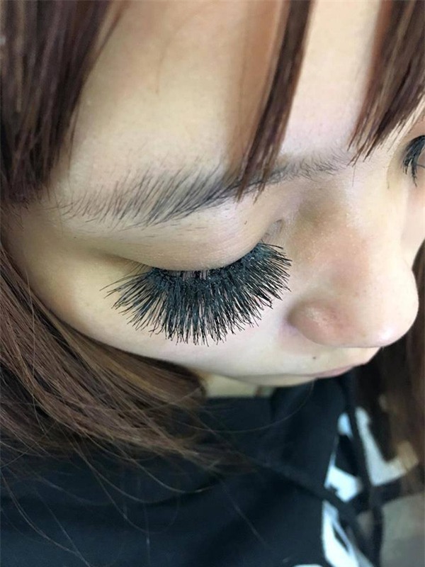 Cô nàng phải giật hết mi thật vì hàng mi nối thảm họa dày như chổi - Ảnh 1.