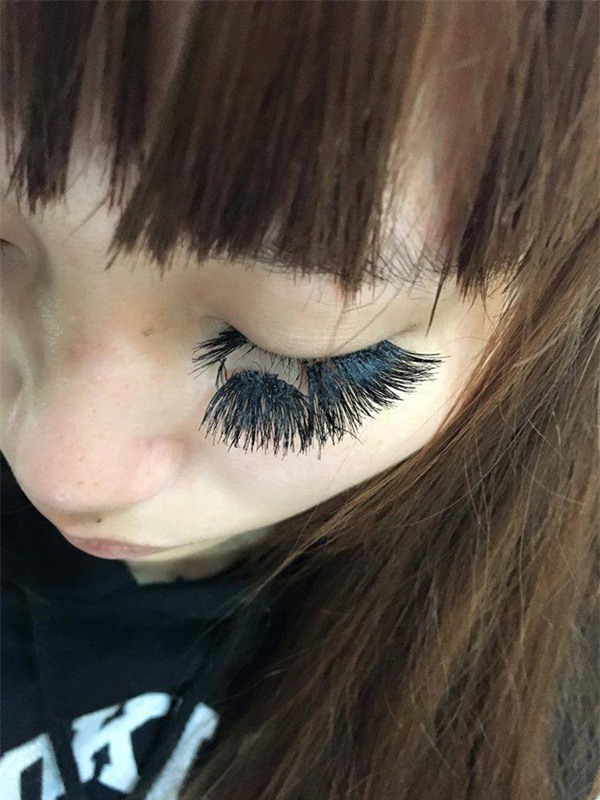 Cô nàng phải giật hết mi thật vì hàng mi nối thảm họa dày như chổi - Ảnh 2.