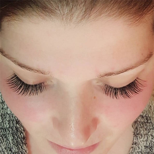 Cô nàng phải giật hết mi thật vì hàng mi nối thảm họa dày như chổi - Ảnh 8.