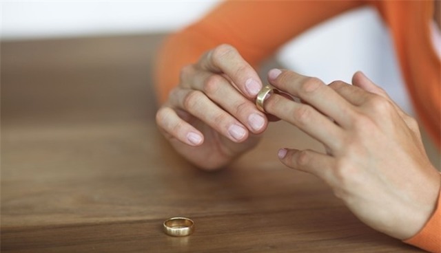 Người chồng bật khóc khi vợ phản đối ly hôn