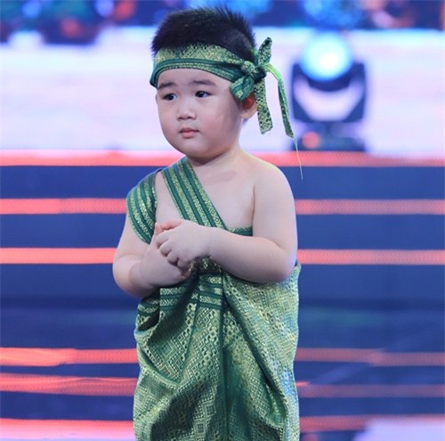 con trai 2 tuoi cua kim tu long gay