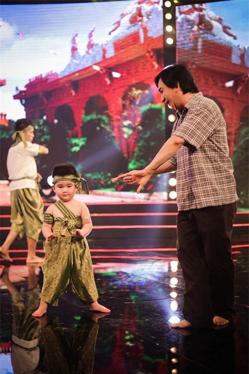 con trai 2 tuoi cua kim tu long gay 