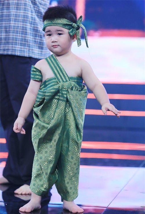 con trai 2 tuoi cua kim tu long gay