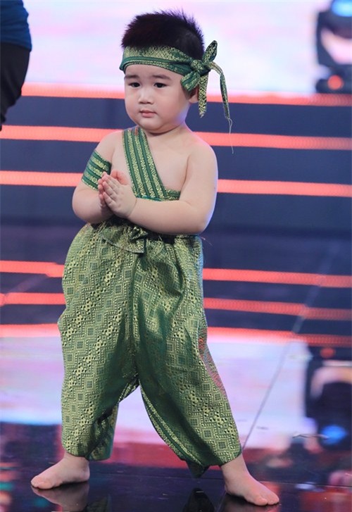 con trai 2 tuoi cua kim tu long gay