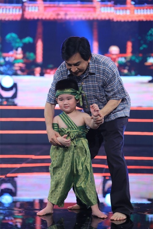 con trai 2 tuoi cua kim tu long gay 