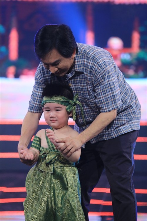 con trai 2 tuoi cua kim tu long gay