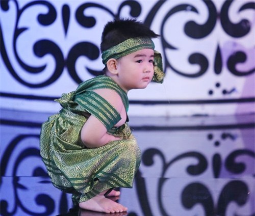 con trai 2 tuoi cua kim tu long gay