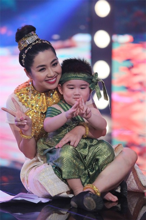 con trai 2 tuoi cua kim tu long gay