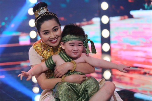 con trai 2 tuoi cua kim tu long gay