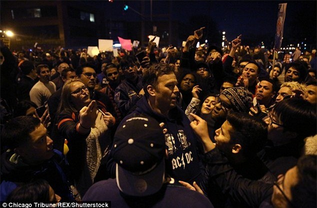 dam dong bao loan, do mau vi donald trump hinh anh 3