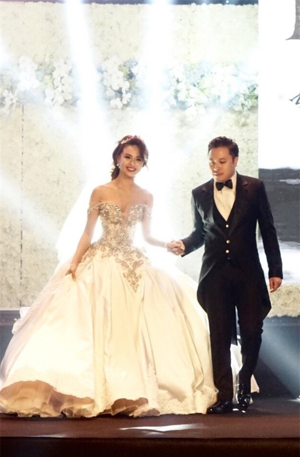 Hình ảnh hiếm hoi trong hôn lễ Đinh Ngọc Diệp - Victor Vũ