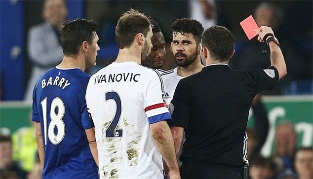 Costa nhận thẻ đỏ vì cắn cổ đối thủ