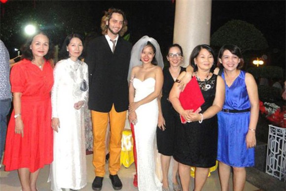 Gu thời trang độc của vợ chồng Mai Khôi