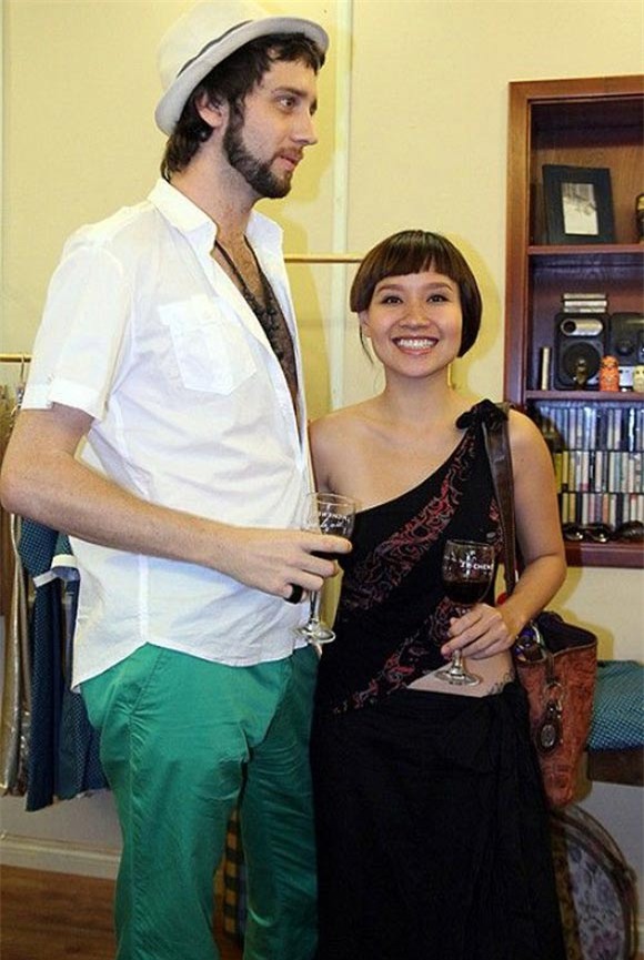 Gu thời trang độc của vợ chồng Mai Khôi