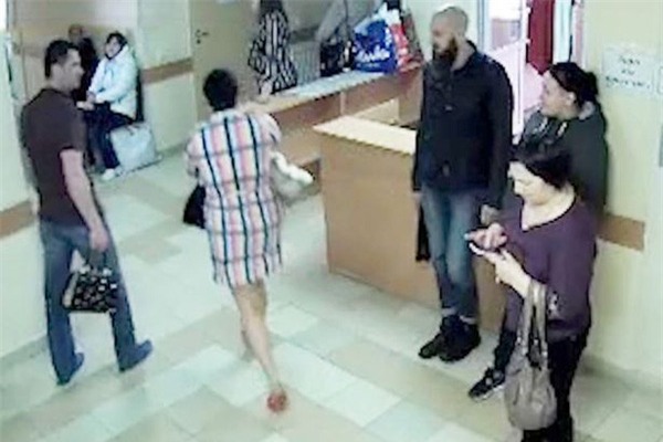 Bà mẹ trẻ bắt cóc trẻ sơ sinh rồi khoe ảnh trên mạng - Ảnh 1.