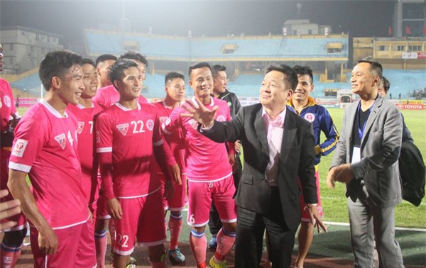 Bi hài V.League: Bóng đá hay họp... chợ - Ảnh 2.