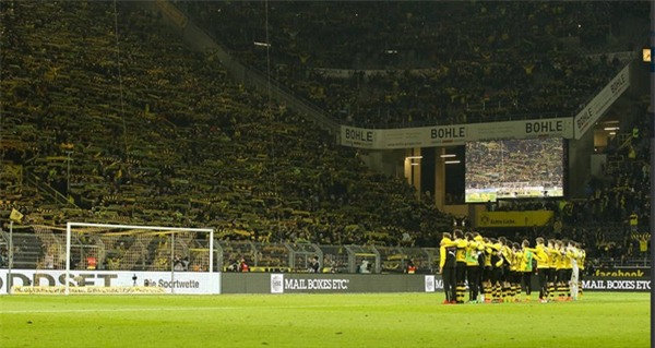 Sốc: CĐV Dortmund đột tử ngay trên khán đài - Ảnh 1.