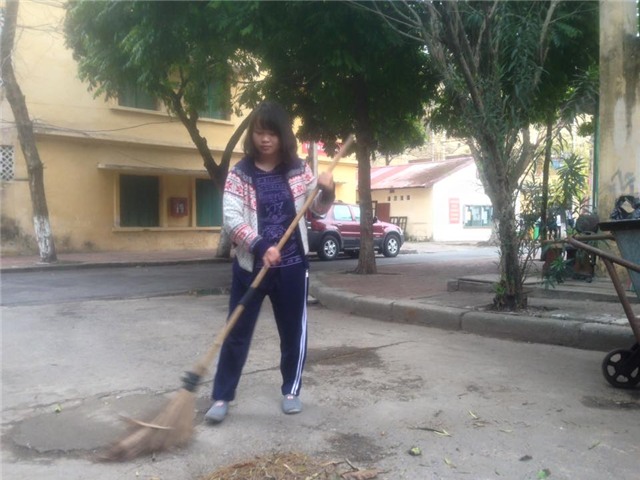 Sinh viên Đinh Thị Hà, quét rác kiếm thêm thu nhập