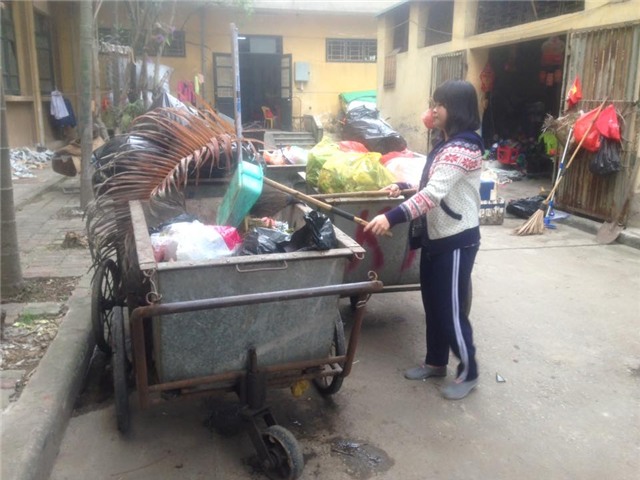 Em Đinh Thị Hà dọn rác trong trường học