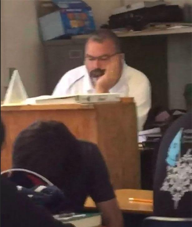 phat hien thay giao len xem do lot nu trong gio day hinh anh 1