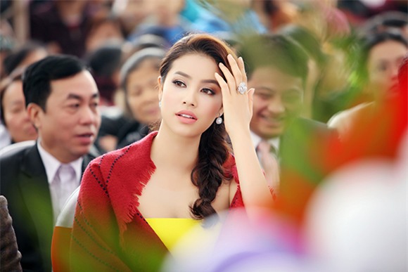 Phạm Hương rạng rỡ khoe vẻ đẹp mũm mĩm ở sự kiện 5