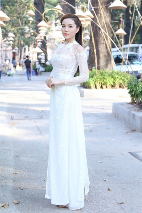 Kỳ Duyên diện áo dài xuyên thấu sau ồn ào web bẩn - 2