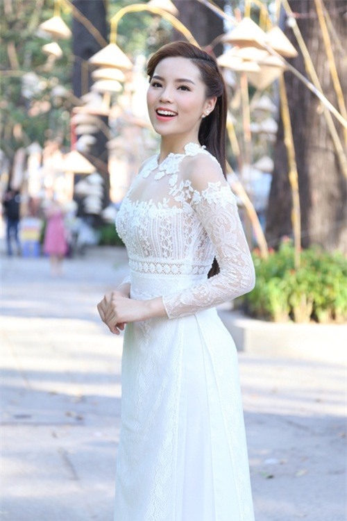 Kỳ Duyên diện áo dài xuyên thấu sau ồn ào web bẩn - 3