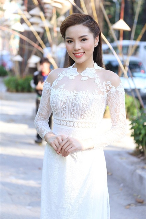 Kỳ Duyên diện áo dài xuyên thấu sau ồn ào web bẩn - 4