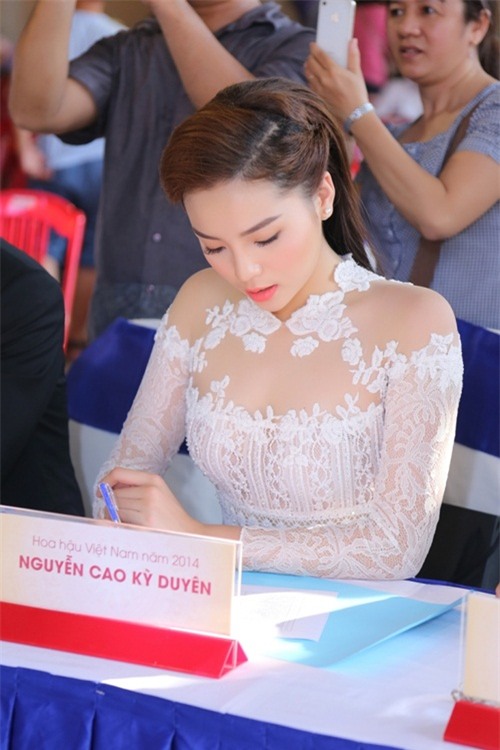 Kỳ Duyên diện áo dài xuyên thấu sau ồn ào web bẩn - 7