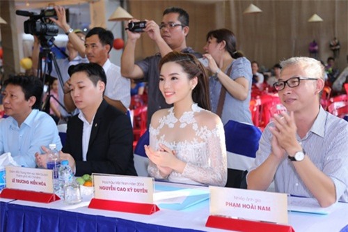 Kỳ Duyên diện áo dài xuyên thấu sau ồn ào web bẩn - 9