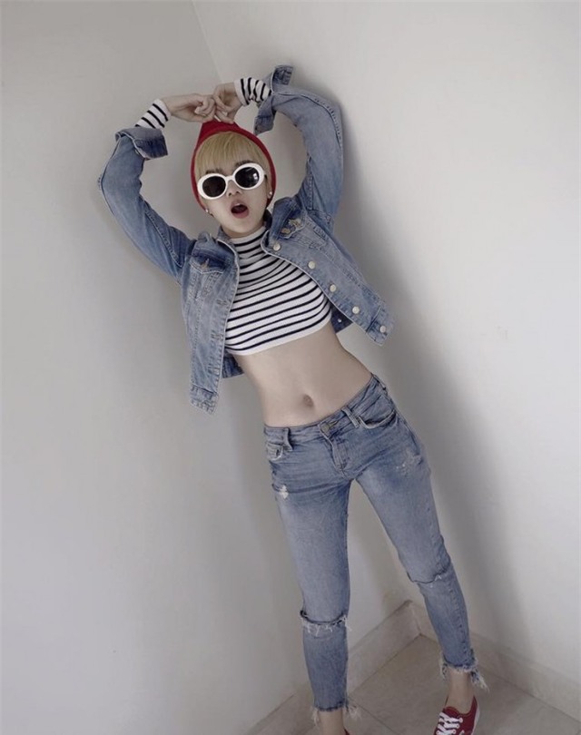 Jean bạc màu và áo cổ lọ luôn luôn làm nổi bật mái tóc trông như