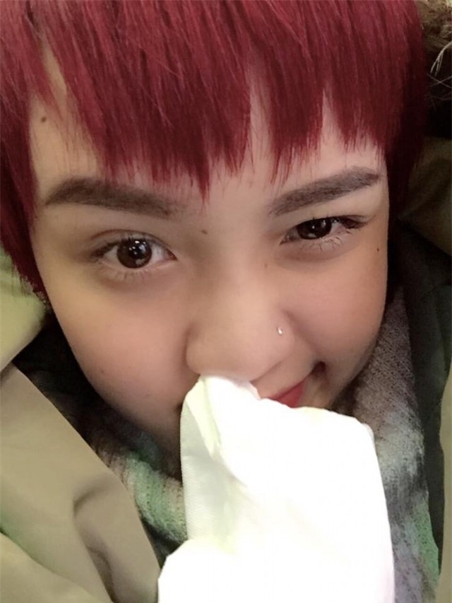 Tóc mái thưa làm gương mặt cô trở nên dễ thương hơn.