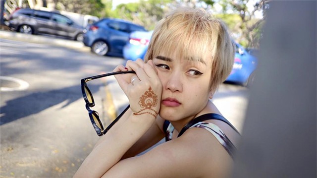 Trào lưu tóc tém của cô bạn Min Ha Ri trong phim She wass pretty vẫn còn làm mưa làm gió khá lâu. Cụ thể là Bảo Trâm từ sau khi nhuộm tóc mới cũng đã thay đổi hẳn gu ăn mặc hệt như nữ diễn viên người Hàn.