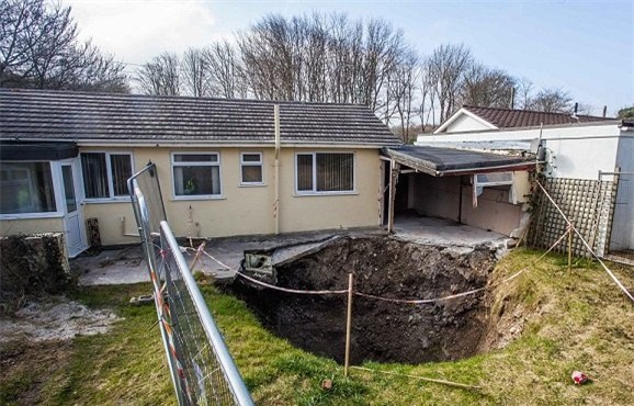 anh: phat hien ho tu than sau gan 100m “nuot” nha hinh anh 4