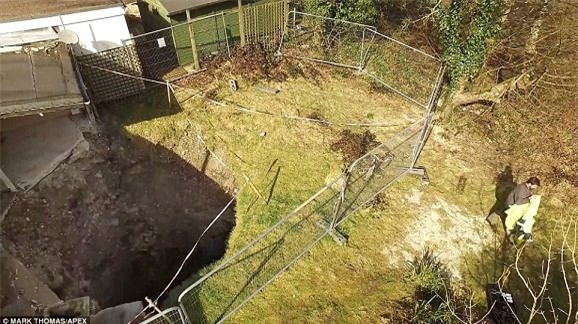 anh: phat hien ho tu than sau gan 100m “nuot” nha hinh anh 3