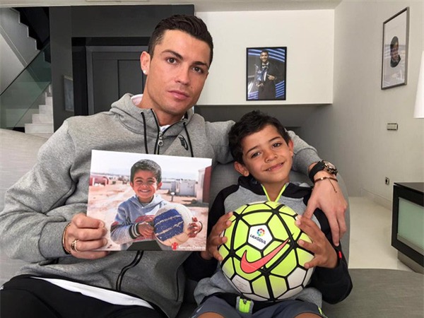 Hành động ấm áp tình người của Ronaldo bên cậu con trai nhỏ - Ảnh 1.