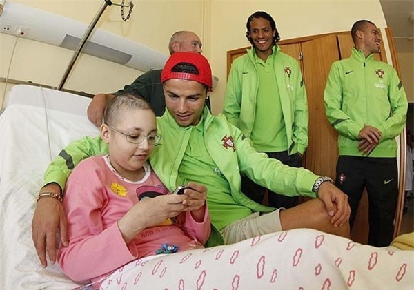 Hành động ấm áp tình người của Ronaldo bên cậu con trai nhỏ - Ảnh 2.