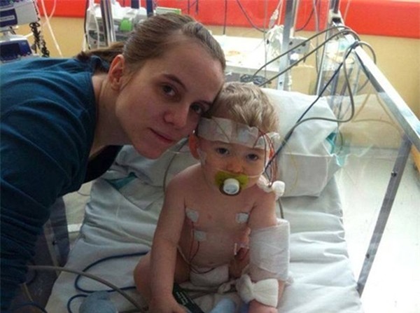 Hành động ấm áp tình người của Ronaldo bên cậu con trai nhỏ - Ảnh 3.