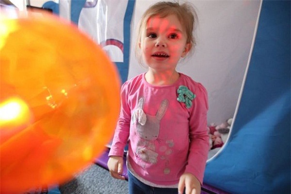 Cô bé ăn từ bột giặt, giấy, nhựa cho đến đất sét, đá và cát.